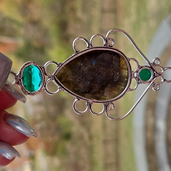 Elegant Silver Labradorite Pendant - Picture 7 of 7